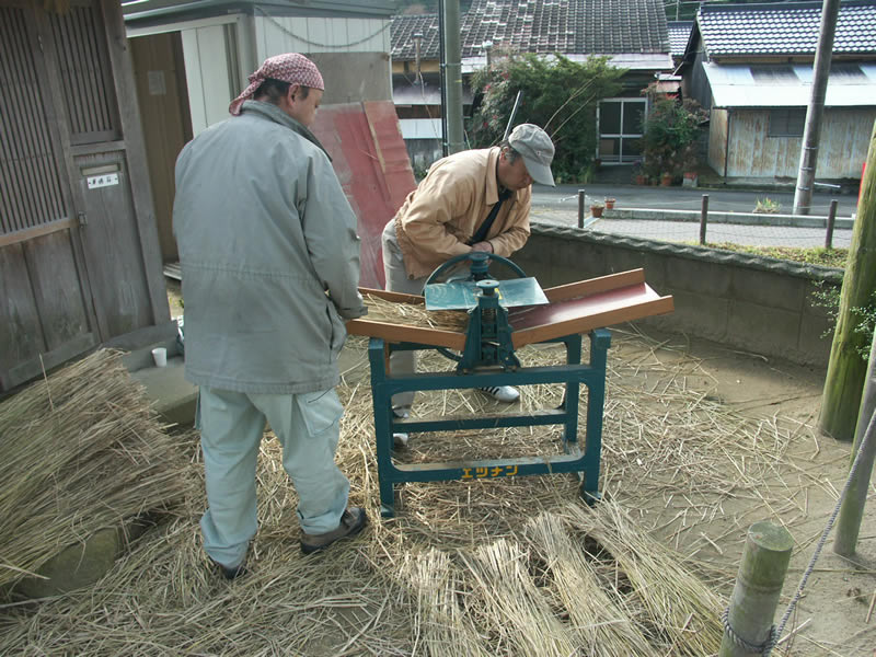 オリジナル家具 わらを柔らかくする作業
