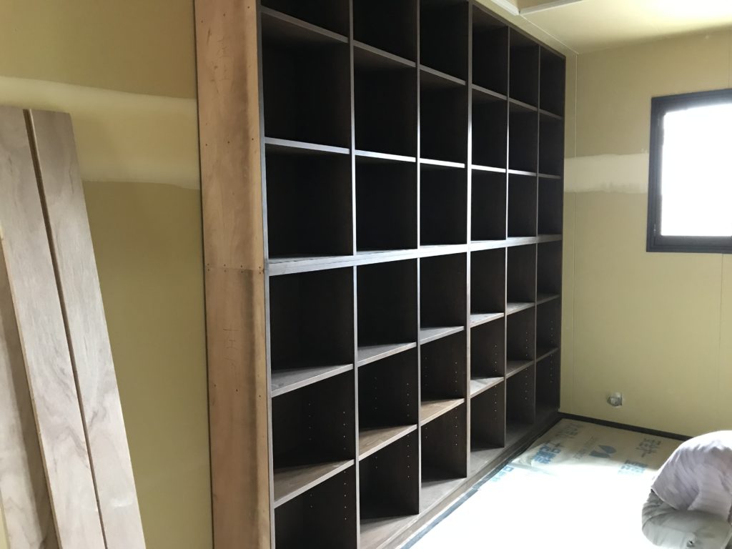 音響部屋の楽譜棚